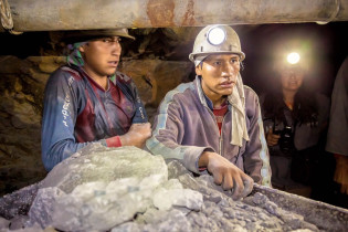 In den Minen des Cerro Rico in Potosí arbeiten immer noch an die 15.000 Indios, darunter auch (illegal) etwa 1000 Kinder und Jugendliche, Bolivien