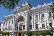 Die aufwändige Fassade und die prunkvollen Büroräumlichkeiten des Regierungspalastes von Sucre stammen aus dem späten 19. Jahrhundert, Bolivien - © mikluha_maklai / Shutterstock