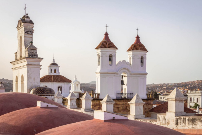 Die Panoramaterrasse des Klosters San Felipe de Neri in Sucre, Bolivien, wird von strahlend weißen Mauern und Glockentürmen begrenzt