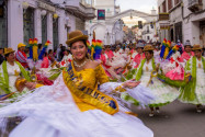 Einmal im Jahr wird die Jungfrau von Guadalupe, die Stadtpatronin von Sucre, mit einem farbenprächtigen Umzug gefeiert, Bolivien - © Julian Peters Photography / Shutterstock