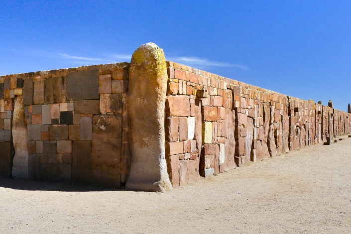 Wie die tonnenschweren Blöcke von Tiwanaku aus einem 20km entfernten Steinbruch herangeschafft wurden, ist bis heute ein Rätsel, Bolivien