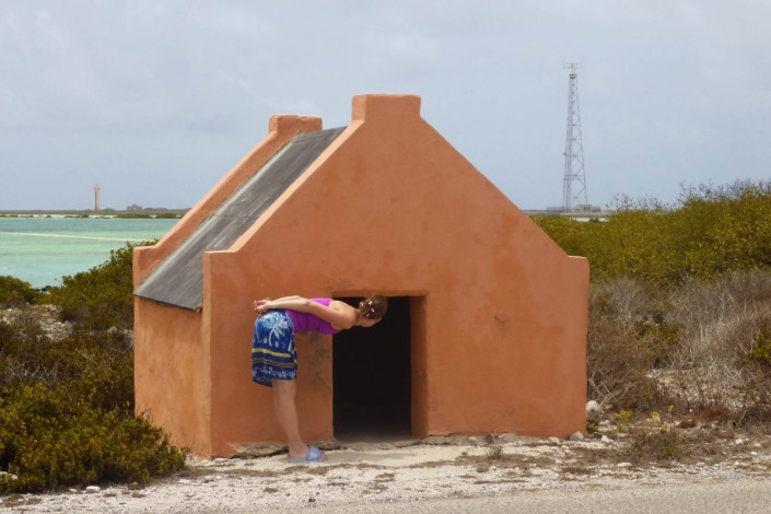 Erst im direkten Größenvergleich wird das Elend sichtbar, in dem die Sklaven bei Pekelmeer früher hausen mussten, Bonaire
