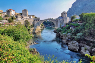 Die Alte Brücke (Stari Most) in Bosnien-Herzegowina befindet sich in der Stadt Mostar im Süden des Landes