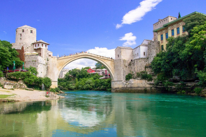 Die Alte Brücke („Stari Most“) in Bosnien-Herzegowina zählt seit 2005 als Symbol der Versöhnung und internationalen und interkulturellen Zusammenarbeit zum Weltkulturerbe der UNESCO