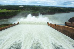 Ablauf von überschüssigem Wasser im Wasserkraftwerk Itaipu, Brasilien