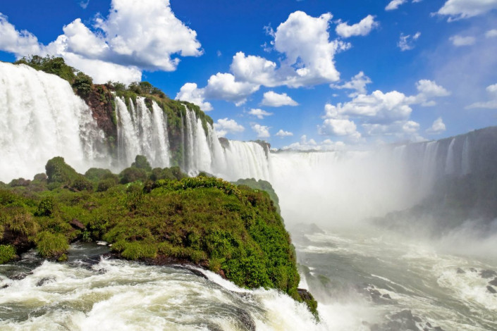 An manchen Stellen kommt man sehr nahe an die Iguaçu Wasserfälle heran, Brasilien/Argentinien