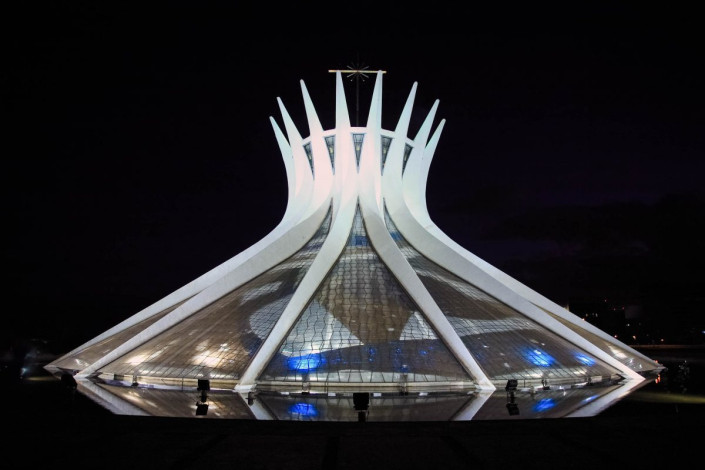 Die außergewönhliche Architektur der Catedral Metropolitana in Brasilia kommt auch bei Nacht spektakulär zur Geltung, Brasilien