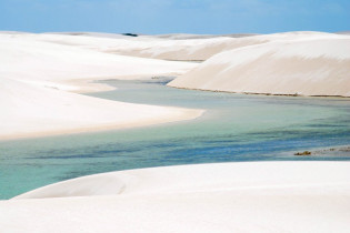 Der Lençóis Maranhenses Nationalpark, ein spektakuläres Ökosystem bestehend aus weißen Sand- und Wanderdünen, Brasilien
