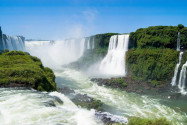 Die Iguaçu Wasserfälle an der Grenze zwischen Brasilien und Argentinien sind mit 2.700 Metern die breitesten der Welt - © Eduardo Rivero / Fotolia