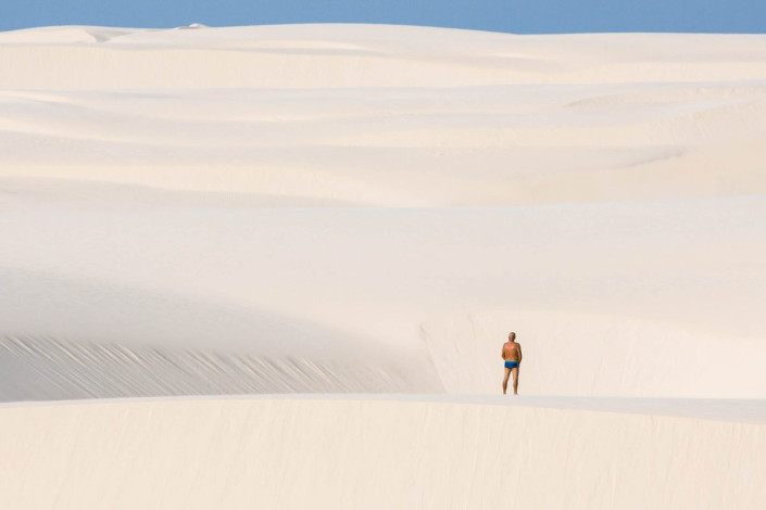 Die Sanddünen im Lençóis Maranhenses Nationalpark in Brasilien erstrecken sich über 50 Kilometer in das Landesinnere, Brasilien