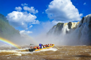 Eine Bootstour zu den Iguaçu Wasserfällen ist für jeden Besucher ein unbeschreibliches Erlebnis und bleibt sicher nachhaltig in Erinnerung, Brasilien/Argentinien