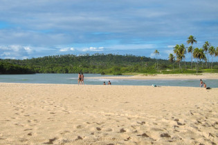 Das wohlig warme Wasser des Praia Itacimirim in Brasilien lädt mit angenehmer Temperatur von rund 25°C das ganze Jahr über zum Baden ein