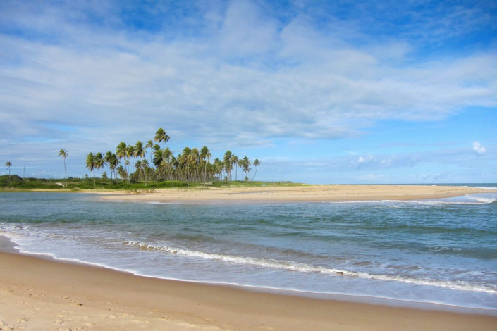 Der traumhafte Praia Itacimirim ist der letzte Strand an der Estrada de Coco, die von Salvador bis nach Praia do Forte führt, Brasilien