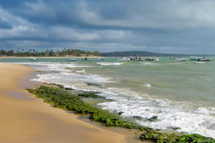 Kleine Boote tummeln sich am Praia Itacimirim vor der Küste Brasiliens