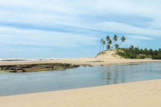 Zwischen Praia do Forte und Mangue Seco liegen an der Linha Verde im Osten von Brasilien 150 Kilometer an Strand, Dünen, Lagunen und Flüssen