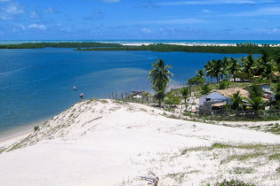 Die Sanddünen von Mangue Seco an der Linha Verde bieten einen herrlichen Blick über die Küste von Brasilien
