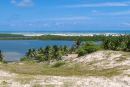 Mangue Seco liegt auf einer Halbinsel an der Mündung des Rio Real in den Atlantik und bietet Bade-Urlaubern daher sowohl Salz-, als auch Süßwasser, Brasilien - © FRASHO / franks-travelbox