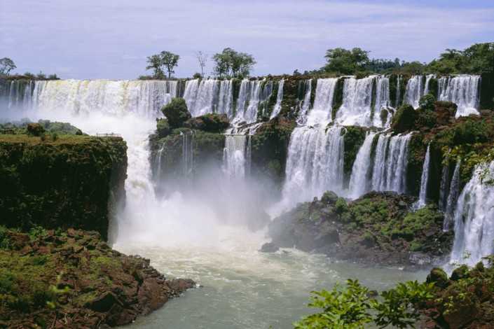 Neben den donnernden Wassermassen ist bei den Iguaçu Wasserfällen auch der enorme Artenreichtum an Tieren, vor allem Vögeln, und Pflanzen eine Attraktion für sich, Brasilien/Argentinien