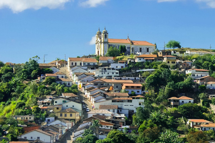 Die barocke Stadt Ouro Preto verteilt sich über mehrere Hügel und Täler, Brasilien