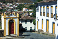 Überblick über die malerische Barockstadt Ouro Preto in Minas Gerais, Brasilien - © ostill / Shutterstock