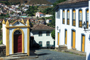 Überblick über die malerische Barockstadt Ouro Preto in Minas Gerais, Brasilien