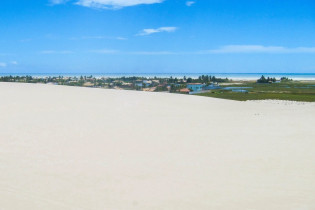 Die sandigen Hügel von Praia do Saco dienen als herrliche Aussichtspunkte über die Ostküste von Brasilien