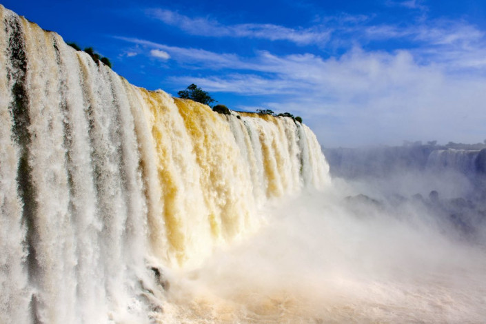 Pro Sekunde stürzen bis zu 13.000 Kubikmeter Wasser in die Tiefe, Iguaçu Wasserfälle, Brasilien/Argentinien