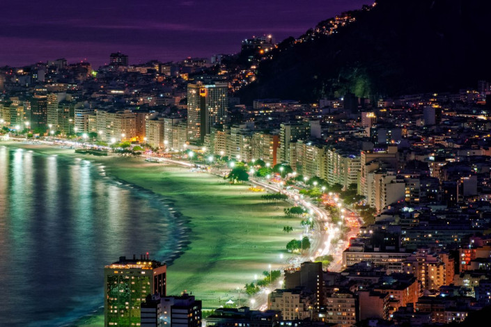Abends, wenn die Temperaturen erträglich werden, wird die Copacabana mit Flutlicht taghell erleuchtet, Brasilien