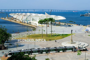 Als Teil des Revitalisierungsprojektes am Pier von Rio ist das Museu do Amanhã in ein rund 30.000 Quadratmeter großes Erholungsgebiet eingebettet