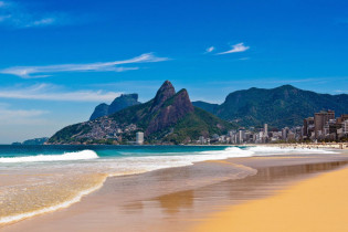 Am Westende des Strandes von Ipanema in Rio ragen die markanten Hügel Dois Irmãos (Zwei Brüder) in den Himmel, Brasilien