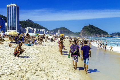 An den Wochenenden im Sommer ist die Cobacabana immer gut besucht, Rio, Brasilien
