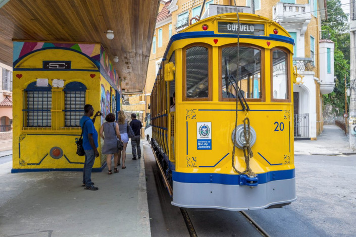 An der Station Curvelo im Stadttviertel Santa Teresa von Rio de Janeiro warten Touristen auf die Ankunft der berühmten Tram Bonde, Brasilien