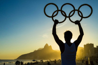 Auch an Rios berühmtem Strand von Ipanema bereitet man sich auf die Olympiade vor, die im Sommer 2016 in Brasilien ausgetragen wird