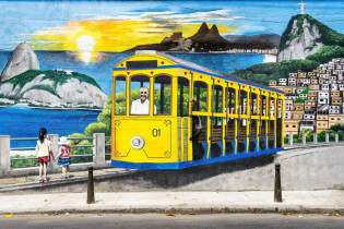 Auch Santa Teresas berühmte Tram "Bonde" wurde auf den Mauern von Rios Künstlerviertel festgehalten, Brasilien