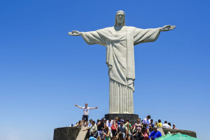 Bei Schönwetter besuchen im Schnitt täglich 6.000 Leute die Christusstatue in Rio de Janeiro, Brasilien