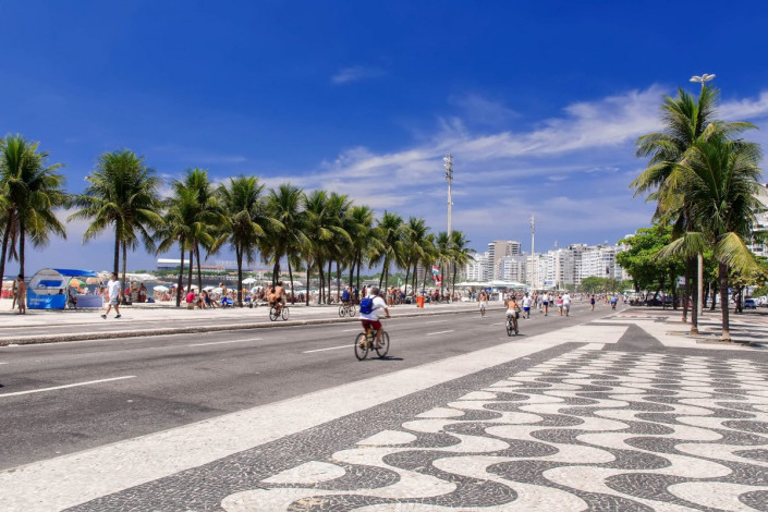 Besonderes Augenmerk sollte man auch auf der Copacabana auf die Promenadenpflasterung werfen; jedes Viertel in Rio de Janeiro hat ein eigenes Muster, Brasilien