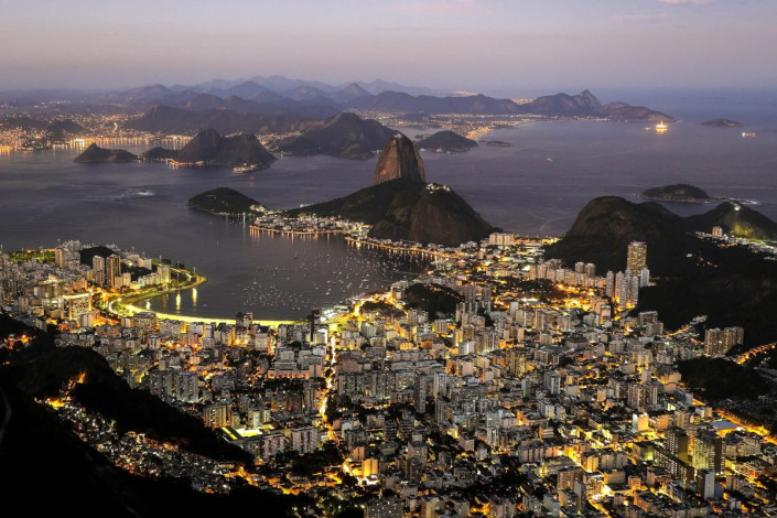Blick auf die Bucht von Rio kurz nach Sonnenuntergang, im Zentrum der Zuckerhut, das Wahrzeichen von Rio de Janeiro, Brasilien