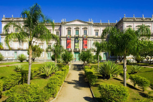 Das Brasilianische Nationalmuseum im Stadtpark von Rio de Janeiro, Brasilien, beherbergt heute die größte natur- und völkerkundliche Sammlung Lateinamerika