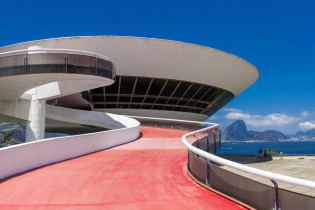 Das Museu de Arte Contemporânea in Niterói nahe Rio de Janeiro war eines der Lieblingsprojekte des weltbekannten Architekten Oscar Niemeyer