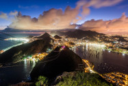 Der Blick vom Zuckerhut fällt vom Atlantik über Rio, die Copacabana bis hin zum Cristo Redentor, Brasilien - © vitormarigo / Shutterstock