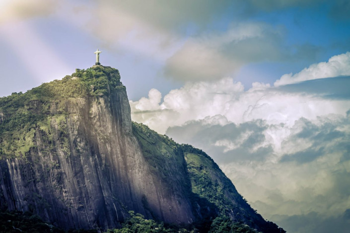 Der Cristo Redentor über der wolkenverhangenen Stadt Rio de Janeiro in Brasilien