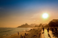 Der Strand von Ipanema in Rio de Janeiro formt jeden Abend eine atemberaubende Kulisse für die untergehende Sonne, Brasilien - © mandritoiu / Shutterstock