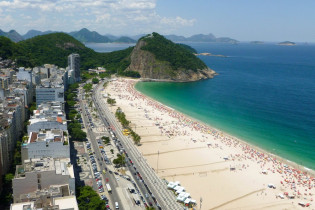 Der weltbekannte 4km lange Sandstrand Copacabana, Rio de Janeiro, Brasilien
