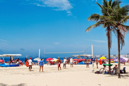 Die Copacabana wird zum Sonnenbaden, Jogging, Volleyballspielen und jede Menge anderer sportlicher Aktivitäten genutzt, Rio de Janeiro, Brasilien