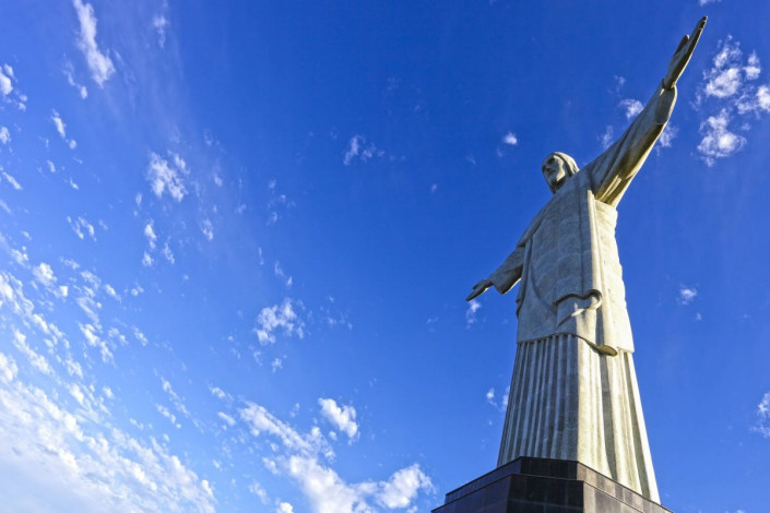 Die Statue Cristo Redentor ist 30m hoch, die Handspannweite beträgt ebenfalls knapp 30m, der Sockel ist knapp 10m hoch, Rio, Brasilien