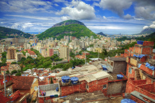 Je höher die Fahrt auf den Hügel von Santa Marta geht, desto gewaltiger wird das Postkarten-Panorama von Rio de Janeiro, Brasilien
