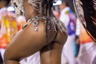 Leicht bekleidete Samba Tänzerin (Samba-Queens) gehören zum Karneval in Rio de Janeiro immer dazu, Brasilien