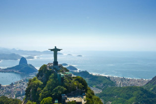 Luftaufnahme der Christusstatue (Cristo Redentor) in Rio de Janeiro, links im Hintergund die angeblich schönste Bucht der Welt, rechts im Hintergrund die weltberühmte Copacabana, Brasilien