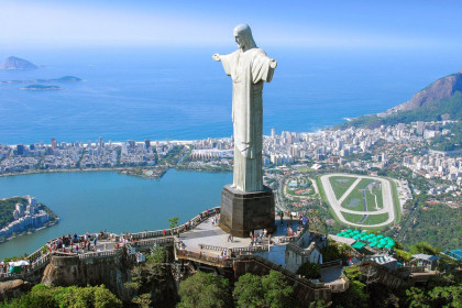 Luftaufnahme der weltberühmten Statue Cristo Redentor in Rio de Janeiro; im Hintergrund die Copacabana, Brasilien