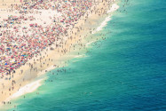Luftaufnahme des wohl berühmtesten Strandes der Welt, der Copacabana in Rio de Janeiro, Brasilien - © lazyllama / Shutterstock